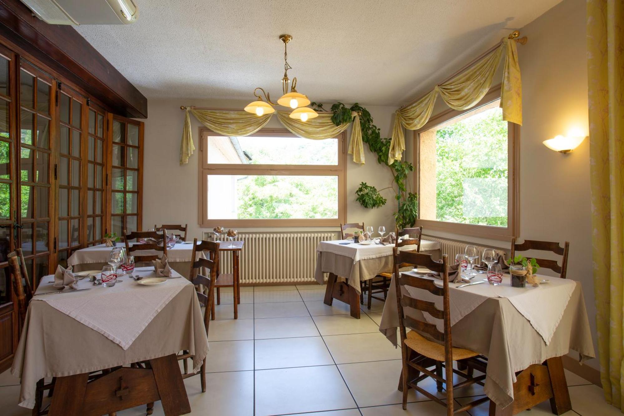 Logis Hotel Restaurant Du Pont Ambialet Dış mekan fotoğraf